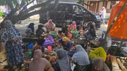 Ibu-Ibu Bihara Nungka Gotong Royong Bersihkan Kelapa Buatkan Acara Pernikahan