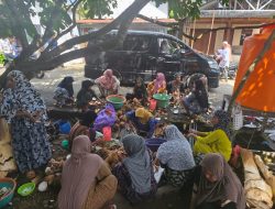 Ibu-Ibu Bihara Nungka Gotong Royong Bersihkan Kelapa Buatkan Acara Pernikahan