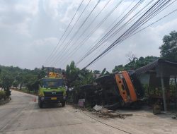 Gagal Menanjak, Truk Pengangkut Semen Terguling ke Warung Warga