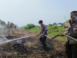 Kapolres Balangan Bantu Padamkan Kebakaran Lahan Gambut di HSU