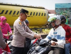 Polres Balangan Bagikan Bendera Merah Putih Sambut HUT RI