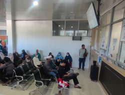 BERJABAT TANGAN Pangkas Antrean Obat Pasien RSDKH Balangan