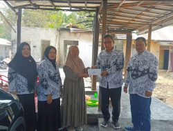 Peduli Sesama, PGRI Balangan Bantu Guru Korban Kebakaran