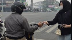 Kabut Asap Balangan Kian Memprihatinkan, BEM Sapta Mandiri Bagikan Masker Gratis