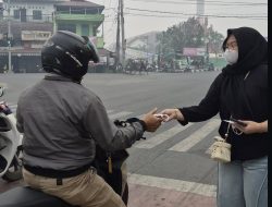 Kabut Asap Balangan Kian Memprihatinkan, BEM Sapta Mandiri Bagikan Masker Gratis