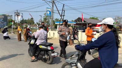 Pemerintah Kecamatan Halong Bersama Polsek dan Koramil Bagikan Masker Gratis