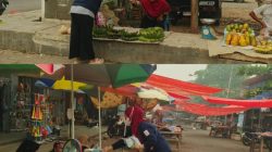 Ditengah Kabut Asap Menerpa, PMI Balangan Turun Bagikan 1.000 Masker Gratis