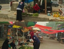 Ditengah Kabut Asap Menerpa, PMI Balangan Turun Bagikan 1.000 Masker Gratis