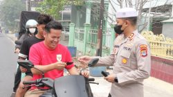 Kapolres Balangan Turun ke Jalan, Bagikan Masker dan Imbau Warga Jaga Kesehatan