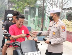Kapolres Balangan Turun ke Jalan, Bagikan Masker dan Imbau Warga Jaga Kesehatan