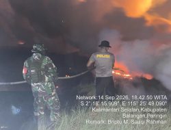 Polres Balangan Bersama Tim Gabungan Padamkan Karhutla di Kusambi Hulu