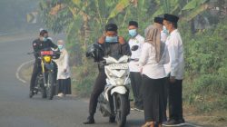 Peduli Kesehatan, Kemenag Balangan Bagikan Masker ke Pengendara