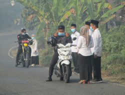 Peduli Kesehatan, Kemenag Balangan Bagikan Masker ke Pengendara