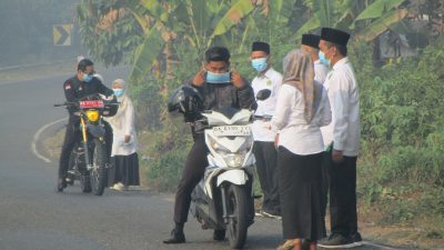 Peduli Kesehatan, Kemenag Balangan Bagikan Masker ke Pengendara