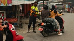 Kabut Asap Karhutla Makin Pekat, RPH Halong Turun Bagikan Masker