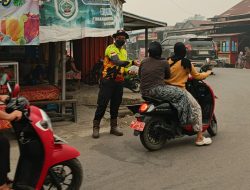 Kabut Asap Karhutla Makin Pekat, RPH Halong Turun Bagikan Masker