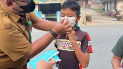 Kabut Asap Selimuti Awayan, Puskesmas Bagikan Masker dan Edukasi Warga
