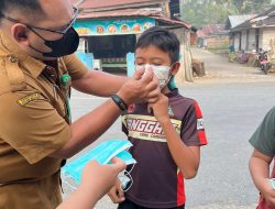 Kabut Asap Selimuti Awayan, Puskesmas Bagikan Masker dan Edukasi Warga