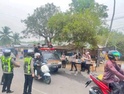 Polsek Juai Turun ke Jalan, Bagikan Makanan kepada Jamaah Haul Datu Kandang Haji