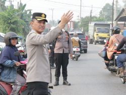 Kapolres Balangan Turun Langsung Atur Arus Kendaraan di SPBU Haur Batu