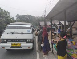 Warga Bagikan Makanan untuk Jemaah Haul Datu Kandang Haji